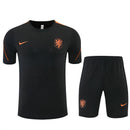 Conjunto hombre selección de Holanda entrenamiento camiseta y pantalón negro temporada 2026 2027 calidad 1.1 oficial, Holanda 2026, Conjunto Holanda negro, Equipación Holanda barata, Calidad 1.1 KNVB, Tienda Hincha Futbolero, La Naranja Mecánica, Bloke Core 2026, Camiseta negra Holanda, Ropa entrenamiento fútbol, Regalo fútbol mundial 2026.