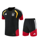 Conjunto infantil entrenamiento Alemania 2026 2027 negro camiseta y pantalón calidad 1.1 oficial, Alemania entrenamiento infantil 2026, Conjunto niño Alemania negro, Ropa entrenamiento Alemania niños 26/27, Equipación Alemania junior training, Calidad 1.1 infantil negro DFB, Tienda Hincha Futbolero, Regalo niño fútbol Alemania, Camiseta entrenamiento Alemania niño, Germany Kids Training 2026 Black.