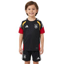 Conjunto infantil entrenamiento Alemania 2026 2027 negro camiseta y pantalón calidad 1.1 oficial, Alemania entrenamiento infantil 2026, Conjunto niño Alemania negro, Ropa entrenamiento Alemania niños 26/27, Equipación Alemania junior training, Calidad 1.1 infantil negro DFB, Tienda Hincha Futbolero, Regalo niño fútbol Alemania, Camiseta entrenamiento Alemania niño, Germany Kids Training 2026 Black.