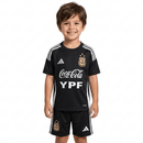 Conjunto infantil entrenamiento selección Argentina camiseta y pantalón negro temporada 2025 2026 calidad 1.1 oficial, Argentina infantil 2025, Conjunto niño Argentina negro, Ropa selección argentina niños entrenamiento, Equipación Argentina junior 25/26, Calidad 1.1 infantil, Tienda Hincha Futbolero, Regalo niño Argentina fútbol, Chándal corto niño Argentina 2026, Argentina Kids Training.
