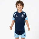 Conjunto infantil entrenamiento selección Argentina camiseta y pantalón azul marino temporada 2026 2027 calidad 1.1 oficial, Argentina infantil 2026, Conjunto niño Argentina azul marino, Ropa selección argentina niños entrenamiento, Equipación Argentina junior 26/27, Calidad 1.1 infantil, Tienda Hincha Futbolero, Regalo niño Argentina fútbol, Chándal corto niño Argentina 2027, Argentina Kids Training.