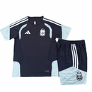 Conjunto infantil entrenamiento selección Argentina camiseta y pantalón azul marino temporada 2026 2027 calidad 1.1 oficial, Argentina infantil 2026, Conjunto niño Argentina azul marino, Ropa selección argentina niños entrenamiento, Equipación Argentina junior 26/27, Calidad 1.1 infantil, Tienda Hincha Futbolero, Regalo niño Argentina fútbol, Chándal corto niño Argentina 2027, Argentina Kids Training.