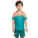 Conjunto infantil de la selección de Australia 2026 2027 segunda equipación de camiseta y pantalón corto color verde y naranja de niño Tienda Hincha Futbolero, Conjunto Australia infantil, Equipación Australia niño 2026, Camiseta y pantalón Australia 2027, Ropa de Australia para niños original, Comprar mini kit Australia, Calidad premium Australia infantil, Camiseta fútbol niño verde, Ropa deportiva infantil, Uniforme de fútbol para niño verde naranja.