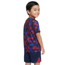 Conjunto Infantil Barcelona Pre-Partido 26/27 Camiseta y Pantalón - FC Barcelona, Barcelona, Barça, Spotify Camp Nou, Culés, Azulgrana, Pre-Partido, Pre-Match, Calentamiento, Infantil, Kids, Niños, Conjunto Infantil, Camiseta y Pantalón, Kit, Barcelona 26/27, Tienda Hincha Futbolero, Fútbol Español, camiseta oficial