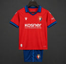 Conjunto Infantil CA Osasuna I 26/27 Camiseta y Pantalón -CA Osasuna, Osasuna, El Sadar, Rojillos, Osasunistas, Pamplona, Primera Equipación, Home Kit, Local, Infantil, Kids, Niños, Conjunto Infantil, Camiseta y Pantalón, Kit, Osasuna 26/27, Tienda Hincha Futbolero, Fútbol Español, kit ninos oficial