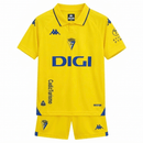 Conjunto Infantil Cadiz I 26/27 Camiseta y Pantalón - Cadiz CF, Cadiz, Submarino Amarillo, Nuevo Mirandilla, La Liga, Spanish Football, 2026, 2027, Conjunto Infantil, Kids Kit, Youth Jersey, Camiseta y Pantalon, Primera Equipacion, Home Kit, Amarillo, Yellow, Azul, Blue, Ninos, Kids, Infantil, Tienda Hincha Futbolero, Futbol Espanol