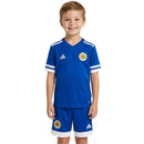 Conjunto fútbol infantil Selección Curazao temporada 2026 2027 oficial camiseta y pantalón corto azul técnica transpirable FFK estilo caribeño niños.