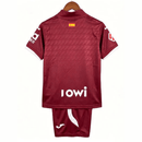 Conjunto Infantil Getafe II 26/27 Camiseta y Pantalón - Getafe CF, Getafe, Coliseum, Azulones, Getafenses, Segunda Equipación, Away Kit, Visitante, Infantil, Kids, Niños, Conjunto Infantil, Camiseta y Pantalón, Kit, Rojo, Red, Getafe 26/27, Tienda Hincha Futbolero, Fútbol Español, kit ninos oficial la liga