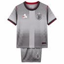 Conjunto Infantil Inglaterra Pre-Partido 26/27 Camiseta y Pantalón - England, Inglaterra, Three Lions, Wembley Stadium, Pre-Match, Pre-Partido, Training Kit, Conjunto Infantil, Kids Kit, Youth, Ninos, Camiseta y Pantalon, Gris, Grey, Blanca, White, 2026, 2027, Tienda Hincha Futbolero, Futbol Europeo