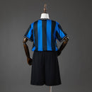 Conjunto infantil Inter de Milán retro 2009 2010 camiseta nerazzurra y pantalón para niños calidad 1.1 premium Tienda Hincha Futbolero Inter Mini Kit Vintage Sneijder, Conjunto Inter de Milán infantil, Equipación Inter Milán niño retro, Camiseta Inter de Milán 2009 niño, Pantalón Inter clásico infantil, Comprar ropa Inter Milán bebé, Calidad 1.1 premium niños, Inter Milán Milito niño, Fútbol clásico infantil, Minikit Inter histórico.