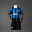 Conjunto infantil Inter de Milán retro 2009 2010 camiseta nerazzurra y pantalón para niños calidad 1.1 premium Tienda Hincha Futbolero Inter Mini Kit Vintage Sneijder, Conjunto Inter de Milán infantil, Equipación Inter Milán niño retro, Camiseta Inter de Milán 2009 niño, Pantalón Inter clásico infantil, Comprar ropa Inter Milán bebé, Calidad 1.1 premium niños, Inter Milán Milito niño, Fútbol clásico infantil, Minikit Inter histórico.
