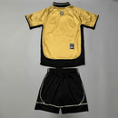 Conjunto Infantil Manchester United 100 Años 2001/02 Camiseta y Pantalón Retro - TIENDA HINCHA FUTBOLERO