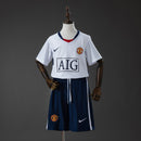 Conjunto infantil del Manchester United retro temporada 2008 2009 de camiseta blanca de visitante y pantalón corto de niño Tienda Hincha Futbolero, Conjunto infantil Manchester United retro, Equipación Manchester United niño 2008, Camiseta blanca Manchester United 2009 niño, Ropa del Manchester United para niños original, Comprar mini kit retro Manchester United, Calidad premium Manchester United infantil, Camiseta fútbol niño blanca, Ropa deportiva vintage infantil, Uniforme de fútbol retro para niño CR7.