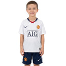Conjunto infantil del Manchester United retro temporada 2008 2009 de camiseta blanca de visitante y pantalón corto de niño Tienda Hincha Futbolero, Conjunto infantil Manchester United retro, Equipación Manchester United niño 2008, Camiseta blanca Manchester United 2009 niño, Ropa del Manchester United para niños original, Comprar mini kit retro Manchester United, Calidad premium Manchester United infantil, Camiseta fútbol niño blanca, Ropa deportiva vintage infantil, Uniforme de fútbol retro para niño CR7.