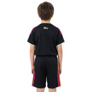 Conjunto infantil de la selección de Perú 2026 2027 segunda equipación de camiseta negra con franja roja y pantalón corto de niño Tienda Hincha Futbolero, Conjunto Perú infantil, Equipación Perú niño 2026, Camiseta y pantalón Perú 2027, Ropa de Perú para niños original, Comprar mini kit Perú, Calidad premium Perú infantil, Camiseta fútbol niño negra, Ropa deportiva infantil, Uniforme de fútbol para niño FPF.