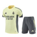 Conjunto infantil entrenamiento Real Madrid camiseta amarilla y pantalón gris temporada 2025 2026 calidad 1.1 oficial,Real Madrid infantil 2025, Conjunto niño Madrid amarillo, Ropa Real Madrid niños entrenamiento, Equipación Madrid junior amarilla gris, Calidad 1.1 infantil, Tienda Hincha Futbolero, Regalo niño Real Madrid, Chándal corto niño Madrid 25/26, Madrid Kids Amarillo.