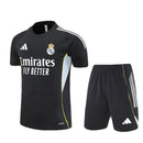 Conjunto infantil entrenamiento Real Madrid camiseta y pantalón negro temporada 2025 2026 calidad 1.1 oficial, Real Madrid infantil 2025, Conjunto niño Madrid negro, Ropa Real Madrid niños entrenamiento, Equipación Madrid junior negra, Calidad 1.1 infantil, Tienda Hincha Futbolero, Regalo niño Real Madrid, Chándal corto niño Madrid 25/26, Madrid Kids Black Edition.