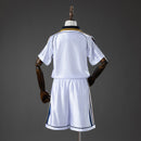 Conjunto infantil Real Madrid retro 1999 2000 primera equipación camiseta blanca y pantalón para niños calidad 1.1 premium Tienda Hincha Futbolero Real Madrid Mini Kit Vintage Raúl, Conjunto Real Madrid infantil, Equipación Real Madrid niño retro, Camiseta Real Madrid 1999 niño blanca, Pantalón Real Madrid clásico infantil, Comprar ropa Real Madrid bebé, Calidad 1.1 premium niños, Real Madrid Raúl niño, Fútbol clásico infantil, Minikit Real Madrid histórico.
