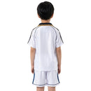 Conjunto infantil Real Madrid retro 1999 2000 primera equipación camiseta blanca y pantalón para niños calidad 1.1 premium Tienda Hincha Futbolero Real Madrid Mini Kit Vintage Raúl, Conjunto Real Madrid infantil, Equipación Real Madrid niño retro, Camiseta Real Madrid 1999 niño blanca, Pantalón Real Madrid clásico infantil, Comprar ropa Real Madrid bebé, Calidad 1.1 premium niños, Real Madrid Raúl niño, Fútbol clásico infantil, Minikit Real Madrid histórico.