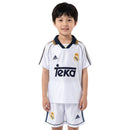 Conjunto infantil Real Madrid retro 1999 2000 primera equipación camiseta blanca y pantalón para niños calidad 1.1 premium Tienda Hincha Futbolero Real Madrid Mini Kit Vintage Raúl, Conjunto Real Madrid infantil, Equipación Real Madrid niño retro, Camiseta Real Madrid 1999 niño blanca, Pantalón Real Madrid clásico infantil, Comprar ropa Real Madrid bebé, Calidad 1.1 premium niños, Real Madrid Raúl niño, Fútbol clásico infantil, Minikit Real Madrid histórico.