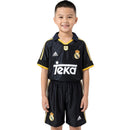 Conjunto infantil Real Madrid retro 1999 2000 segunda equipación camiseta negra y pantalón para niños calidad 1.1 premium Tienda Hincha Futbolero Real Madrid Mini Kit Vintage Raúl, Conjunto Real Madrid infantil, Equipación Real Madrid niño retro, Camiseta Real Madrid 1999 niño negro, Pantalón Real Madrid clásico infantil, Comprar ropa Real Madrid bebé, Calidad 1.1 premium niños, Real Madrid Raúl niño, Fútbol clásico infantil, Minikit Real Madrid histórico.