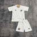 Conjunto Infantil Santos I 26/27 Camiseta y Pantalón - Santos, Santos FC, Peixe, Vila Belmiro, Infantil, Niños, Conjunto Infantil, Camiseta y Pantalón, Primera Equipación, Home Kit, Kit Completo, Santos 26/27, Tienda Hincha Futbolero, Fútbol Brasileño, kit infantil santos titular oficial