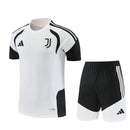 Conjunto entrenamiento Juventus FC 26/27 camiseta blanca y pantalón negro - Juventus, Juve, Bianconeri, Juventus 26/27, Conjunto Juventus, Entrenamiento Juventus, Serie A, Tienda Hincha Futbolero, Fútbol, Moda Futbolera, Ropa Juventus, Camiseta Juventus, Juventus Blanco y Negro
