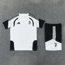 Conjunto entrenamiento Juventus FC 26/27 camiseta blanca y pantalón negro - Juventus, Juve, Bianconeri, Juventus 26/27, Conjunto Juventus, Entrenamiento Juventus, Serie A, Tienda Hincha Futbolero, Fútbol, Moda Futbolera, Ropa Juventus, Camiseta Juventus, Juventus Blanco y Negro