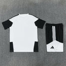 Conjunto entrenamiento Juventus FC 26/27 camiseta blanca y pantalón negro - Juventus, Juve, Bianconeri, Juventus 26/27, Conjunto Juventus, Entrenamiento Juventus, Serie A, Tienda Hincha Futbolero, Fútbol, Moda Futbolera, Ropa Juventus, Camiseta Juventus, Juventus Blanco y Negro
