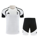 Conjunto entrenamiento Juventus FC 26/27 camiseta blanca y pantalón negro - Juventus, Juve, Bianconeri, Juventus 26/27, Conjunto Juventus, Entrenamiento Juventus, Serie A, Tienda Hincha Futbolero, Fútbol, Moda Futbolera, Ropa Juventus, Camiseta Juventus, Juventus Blanco y Negro