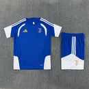 Conjunto entrenamiento Juventus FC 26/27 camiseta y pantalón azul. Juventus, Juve, Bianconeri, Juventus 26/27, Conjunto Juventus, Entrenamiento Juventus, Serie A, Tienda Hincha Futbolero, Fútbol, Moda Futbolera, Ropa Juventus, Camiseta Juventus