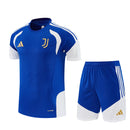 Conjunto entrenamiento Juventus FC 26/27 camiseta y pantalón azul. Juventus, Juve, Bianconeri, Juventus 26/27, Conjunto Juventus, Entrenamiento Juventus, Serie A, Tienda Hincha Futbolero, Fútbol, Moda Futbolera, Ropa Juventus, Camiseta Juventus