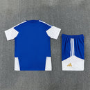 Conjunto entrenamiento Juventus FC 26/27 camiseta y pantalón azul. Juventus, Juve, Bianconeri, Juventus 26/27, Conjunto Juventus, Entrenamiento Juventus, Serie A, Tienda Hincha Futbolero, Fútbol, Moda Futbolera, Ropa Juventus, Camiseta Juventus
