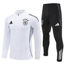 Conjunto largo entrenamiento selección Alemania temporada 2025 2026 sudadera blanca y pantalón negro escudo termosellado calidad 1.1 oficial, Alemania 2025, Chándal Alemania blanco, Entrenamiento Alemania 2026, Sudadera blanca Alemania, Pantalón negro Alemania, Ropa Alemania barata, Calidad 1.1 Alemania, Die Mannschaft, Tienda Hincha Futbolero, Germany Training Tracksuit 25/26.