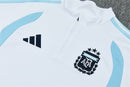 Conjunto largo hombre Selección Argentina temporada 2026 2027 sudadera blanca y pantalón marino oficial 3 estrellas fútbol técnica transpirable mundial.
