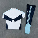 Conjunto largo hombre Selección Argentina temporada 2026 2027 sudadera blanca y pantalón marino oficial 3 estrellas fútbol técnica transpirable mundial.