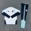 Conjunto largo hombre Selección Argentina temporada 2026 2027 sudadera blanca y pantalón marino oficial 3 estrellas fútbol técnica transpirable mundial.