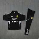 Conjunto hombre Argentina entrenamiento temporada 2025 2026 sudadera y pantalón largo color negro detalles blanco y oro patrocinio Coca-Cola calidad 1.1 oficial,Argentina 2025, Chándal Argentina barato, Conjunto Argentina 25/26, Ropa entrenamiento Argentina, Argentina negro oro, Coca-Cola fútbol, Calidad 1.1 Argentina, La Scaloneta 2026, Tienda Hincha Futbolero, Bloke Core Argentina.