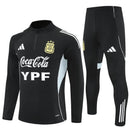 Conjunto hombre Argentina entrenamiento temporada 2025 2026 sudadera y pantalón largo color negro detalles blanco y oro patrocinio Coca-Cola calidad 1.1 oficial,Argentina 2025, Chándal Argentina barato, Conjunto Argentina 25/26, Ropa entrenamiento Argentina, Argentina negro oro, Coca-Cola fútbol, Calidad 1.1 Argentina, La Scaloneta 2026, Tienda Hincha Futbolero, Bloke Core Argentina.