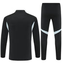 Conjunto hombre Argentina entrenamiento temporada 2025 2026 sudadera y pantalón largo color negro detalles blanco y oro patrocinio Coca-Cola calidad 1.1 oficial,Argentina 2025, Chándal Argentina barato, Conjunto Argentina 25/26, Ropa entrenamiento Argentina, Argentina negro oro, Coca-Cola fútbol, Calidad 1.1 Argentina, La Scaloneta 2026, Tienda Hincha Futbolero, Bloke Core Argentina.
