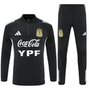 Conjunto hombre Argentina entrenamiento temporada 2025 2026 sudadera y pantalón largo color negro detalles blanco y oro patrocinio Coca-Cola calidad 1.1 oficial,Argentina 2025, Chándal Argentina barato, Conjunto Argentina 25/26, Ropa entrenamiento Argentina, Argentina negro oro, Coca-Cola fútbol, Calidad 1.1 Argentina, La Scaloneta 2026, Tienda Hincha Futbolero, Bloke Core Argentina.