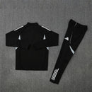 Conjunto hombre Argentina entrenamiento temporada 2025 2026 sudadera y pantalón largo color negro detalles blanco y oro patrocinio Coca-Cola calidad 1.1 oficial,Argentina 2025, Chándal Argentina barato, Conjunto Argentina 25/26, Ropa entrenamiento Argentina, Argentina negro oro, Coca-Cola fútbol, Calidad 1.1 Argentina, La Scaloneta 2026, Tienda Hincha Futbolero, Bloke Core Argentina.