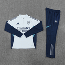 Arsenal 2026 entrenamiento, Sudadera Arsenal blanca, Pantalón Arsenal azul, Chándal oficial Arsenal, Ropa entrenamiento Arsenal 25/26, Regalo fútbol hombre Arsenal, London Colney gear, Bloke Core invierno, Comprar conjunto barato, Tienda Hincha Futbolero.