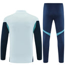 Arsenal 2026 entrenamiento, Sudadera Arsenal blanca, Pantalón Arsenal azul, Chándal oficial Arsenal, Ropa entrenamiento Arsenal 25/26, Regalo fútbol hombre Arsenal, London Colney gear, Bloke Core invierno, Comprar conjunto barato, Tienda Hincha Futbolero.