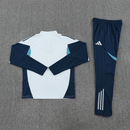 Arsenal 2026 entrenamiento, Sudadera Arsenal blanca, Pantalón Arsenal azul, Chándal oficial Arsenal, Ropa entrenamiento Arsenal 25/26, Regalo fútbol hombre Arsenal, London Colney gear, Bloke Core invierno, Comprar conjunto barato, Tienda Hincha Futbolero.