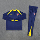 Conjunto hombre Atlético de Madrid entrenamiento temporada 2025 2026 sudadera y pantalón largo color azul marino calidad 1.1 oficial, Atlético de Madrid 2025, Chándal entrenamiento Atleti, Conjunto Atlético 25/26, Sudadera azul marino Atleti, Ropa barata Atlético Madrid, Calidad 1.1 Atleti, Moda deportiva 2026, Tienda Hincha Futbolero, Aúpa Atleti, Bloke Core Atlético.