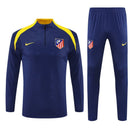 Conjunto hombre Atlético de Madrid entrenamiento temporada 2025 2026 sudadera y pantalón largo color azul marino calidad 1.1 oficial, Atlético de Madrid 2025, Chándal entrenamiento Atleti, Conjunto Atlético 25/26, Sudadera azul marino Atleti, Ropa barata Atlético Madrid, Calidad 1.1 Atleti, Moda deportiva 2026, Tienda Hincha Futbolero, Aúpa Atleti, Bloke Core Atlético.