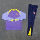 Conjunto hombre Atlético de Madrid entrenamiento temporada 2025 2026 sudadera morada y pantalón largo azul marino calidad 1.1 oficial, Atlético de Madrid 2025, Chándal entrenamiento Atleti, Conjunto Atlético 25/26, Sudadera morada Atleti, Ropa barata Atlético Madrid, Calidad 1.1 Atleti, Moda deportiva 2026, Tienda Hincha Futbolero, Aúpa Atleti, Bloke Core Atlético.