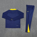Conjunto hombre Atlético de Madrid entrenamiento temporada 2025 2026 sudadera y pantalón largo color azul marino calidad 1.1 oficial, Atlético de Madrid 2025, Chándal entrenamiento Atleti, Conjunto Atlético 25/26, Sudadera azul marino Atleti, Ropa barata Atlético Madrid, Calidad 1.1 Atleti, Moda deportiva 2026, Tienda Hincha Futbolero, Aúpa Atleti, Bloke Core Atlético.