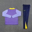 Conjunto hombre Atlético de Madrid entrenamiento temporada 2025 2026 sudadera morada y pantalón largo azul marino calidad 1.1 oficial, Atlético de Madrid 2025, Chándal entrenamiento Atleti, Conjunto Atlético 25/26, Sudadera morada Atleti, Ropa barata Atlético Madrid, Calidad 1.1 Atleti, Moda deportiva 2026, Tienda Hincha Futbolero, Aúpa Atleti, Bloke Core Atlético.